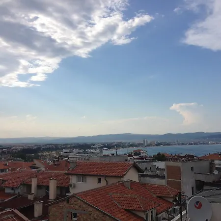 דירה In Alexander Palace נסבר